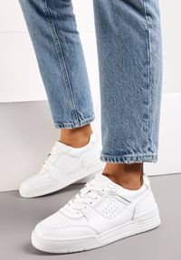 Born2be - Białe Skórzane Sneakersy z Metalicznymi Wstawkami Asnatia. Nosek buta: okrągły. Zapięcie: sznurówki. Kolor: biały. Materiał: skóra. Obcas: na obcasie. Wysokość obcasa: niski #1