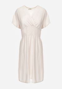 Renee - Beżowa Sukienka z Wiskozy Jadith. Okazja: na co dzień. Kolor: beżowy. Wzór: gładki. Typ sukienki: kopertowe. Materiał: wiskoza. Długość rękawa: krótki rękaw. Sezon: lato. Styl: casual. Długość: mini #2