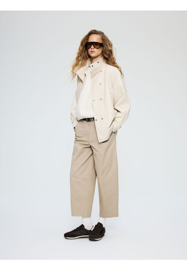 Reserved - Spodnie barrel leg z paskiem - beżowy. Kolor: beżowy. Materiał: bawełna