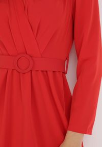 Born2be - Czerwona Sukienka Kahlisise. Kolor: czerwony. Materiał: tkanina. Długość rękawa: długi rękaw. Wzór: gładki. Typ sukienki: kopertowe. Długość: mini #5