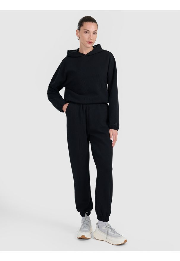 4f - 4F Spodnie dresowe z waflowej dzianiny damskie - czarne XS. Stan: podwyższony. Kolor: czarny. Materiał: dzianina, dresówka