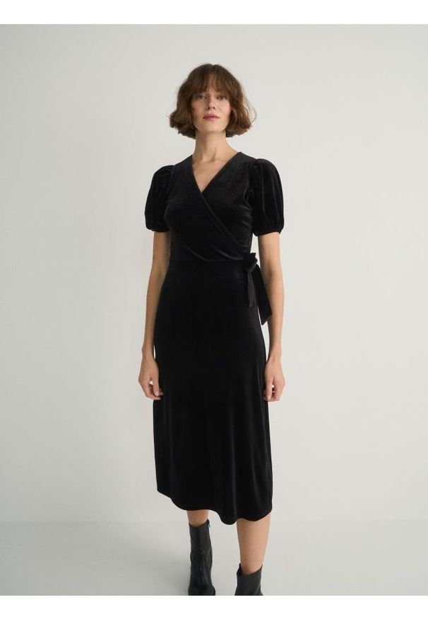 Reserved - Aksamitna sukienka - czarny. Kolor: czarny. Typ sukienki: kopertowe