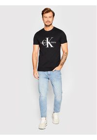 Calvin Klein Jeans T-Shirt J30J320935 Czarny Slim Fit. Kolor: czarny. Materiał: bawełna