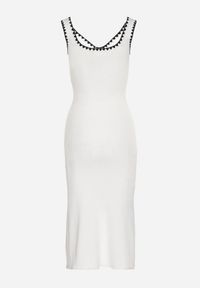 Born2be - Biała Sukienka Dzianinowa o Taliowanym Kroju na Ramiączkach z Lamówką Zenlimi. Okazja: na co dzień. Typ kołnierza: dekolt w kształcie V. Kolor: biały. Materiał: dzianina. Długość rękawa: na ramiączkach. Styl: elegancki, casual #2