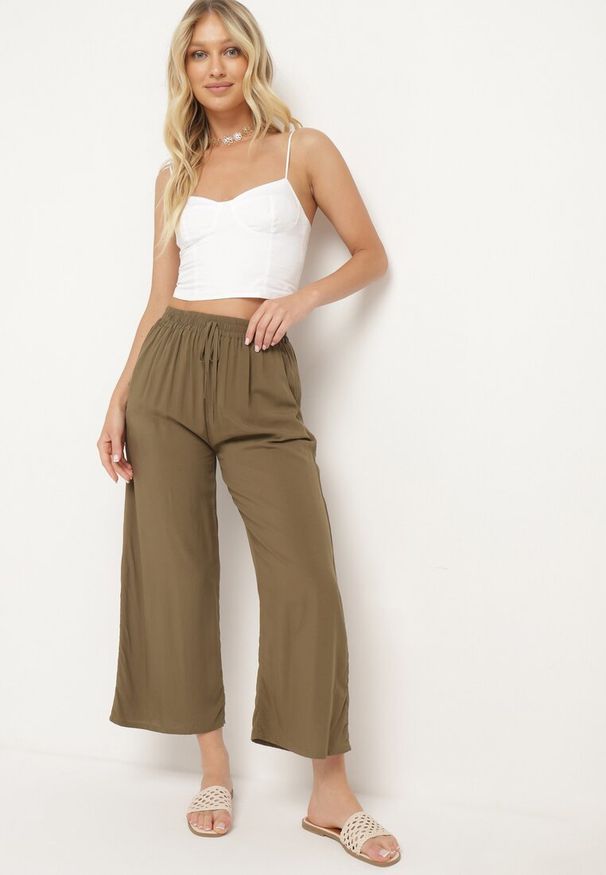 Born2be - Ciemnozielone Bawełniane Spodnie z Szerokimi Nogawkami Palazzo z Gumką w Pasie Nesira. Okazja: na spacer, na co dzień. Kolor: zielony. Materiał: bawełna. Styl: boho, casual