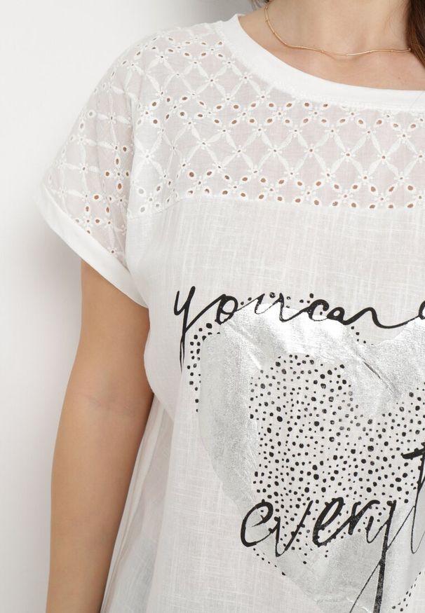 Born2be - Biała Bluzka z Lnem Ozdobiona Ażurowym Wzorem i Nadrukiem Sirettama. Kolor: biały. Materiał: len. Wzór: ażurowy, nadruk, aplikacja. Sezon: lato. Styl: elegancki