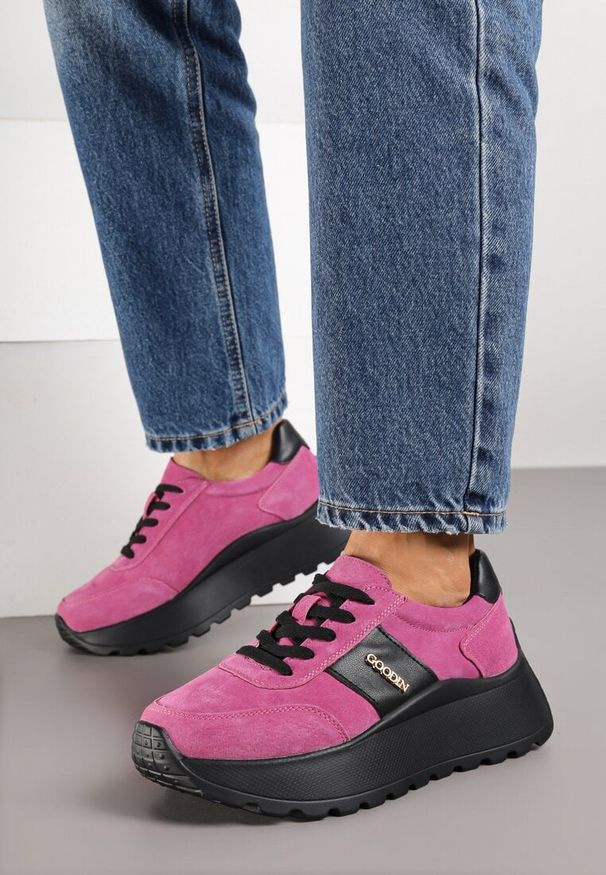 Renee - Różowo-Czarne Sneakersy na Platformie z Naturalnego Zamszu z Geometrycznym Wzorem i Napisem Latalissa. Okazja: na co dzień. Kolor: różowy. Materiał: zamsz. Wzór: geometria, napisy. Obcas: na platformie