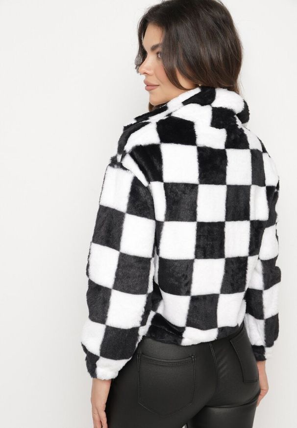 Born2be - Czarno-Biała Kurtka Futrzana w Kratkę z Suwakiem i Stoperami na Dole Vitirra. Okazja: na co dzień. Kolor: czarny. Materiał: futro. Długość rękawa: długi rękaw. Długość: długie. Wzór: kratka. Styl: casual
