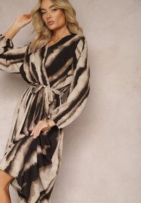 Renee - Brązowo-Czarna Rozkloszowana Sukienka Maxi z Kopertowym Dekoltem i Materiałowym Paskiem Efengia. Kolor: brązowy. Materiał: materiał. Typ sukienki: kopertowe. Styl: elegancki. Długość: maxi