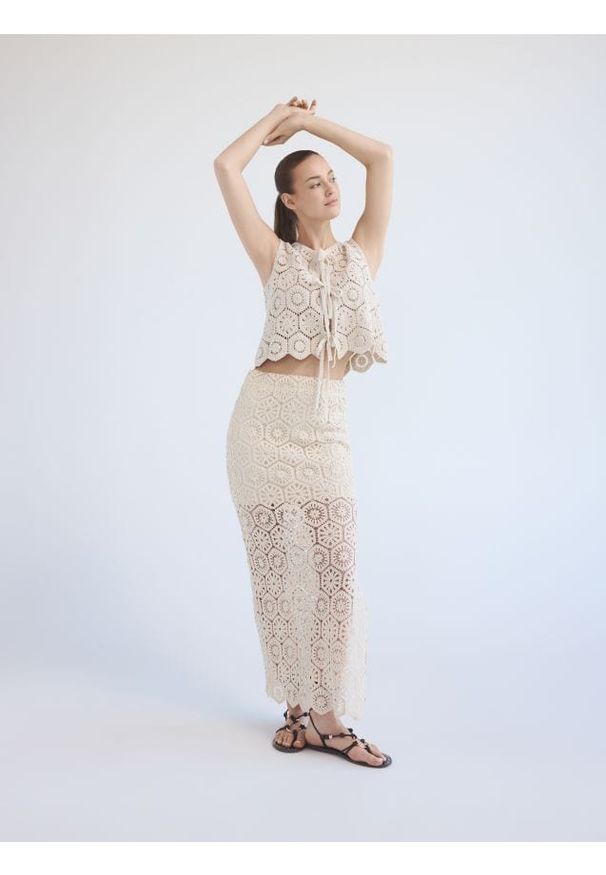 Reserved - Ażurowa spódnica maxi - kremowy. Kolor: kremowy. Materiał: dzianina, bawełna. Wzór: ażurowy