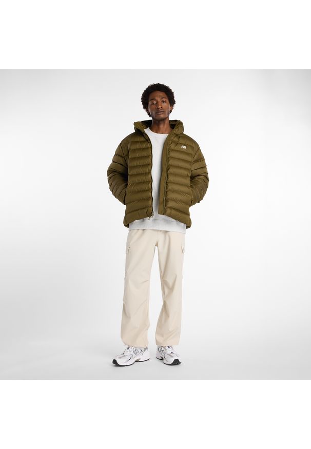 Kurtka zimowa męska New Balance MO53500WDL – zielona. Typ kołnierza: kaptur. Kolor: zielony. Materiał: poliester, puch. Wzór: aplikacja. Sezon: zima