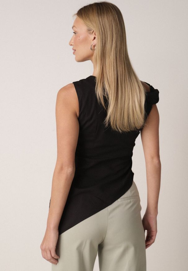 Born2be - Czarna Bawełniana Bluzka o Asymetrycznym Marszczonym Kroju z Aplikacją Omphasia. Okazja: na co dzień. Kolor: czarny. Materiał: bawełna. Wzór: aplikacja. Styl: casual, elegancki