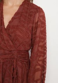 Born2be - Czerwona Siateczkowa Sukienka o Rozkloszowanym Kroju Zdobiona Tłoczeniem Zenesava. Okazja: na co dzień. Typ kołnierza: dekolt w serek. Kolor: czerwony. Materiał: poliester. Wzór: aplikacja. Sezon: lato. Typ sukienki: rozkloszowane. Styl: klasyczny, casual, elegancki #5