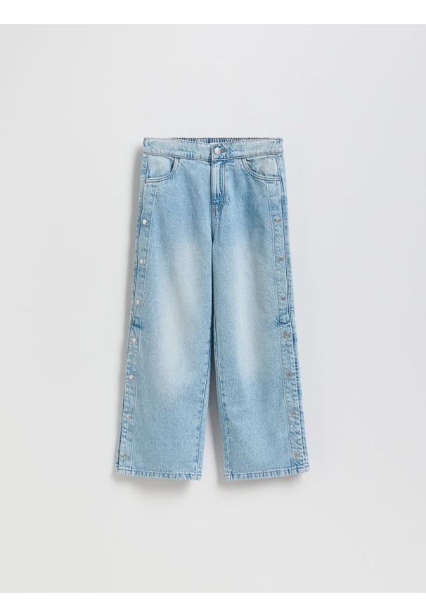 Reserved - Jeansy wide leg z napami - niebieski. Kolor: niebieski