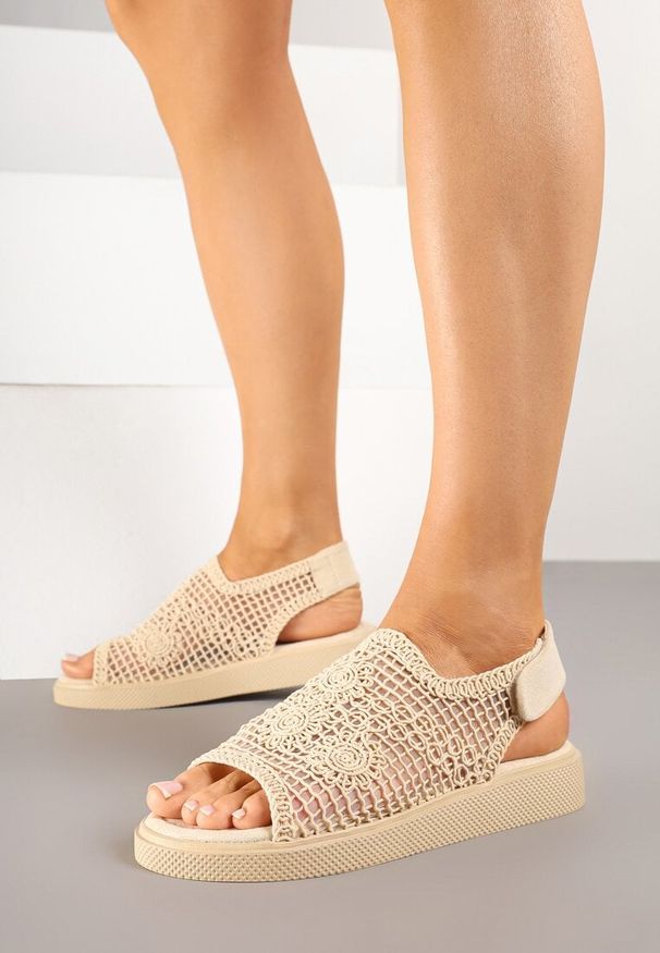 Renee - Beżowe Ażurowe Sandały Ozdobione Plecionką Aluine. Okazja: na co dzień. Nosek buta: okrągły. Zapięcie: rzepy. Kolor: beżowy. Wzór: ażurowy, aplikacja. Sezon: wiosna, lato. Obcas: na obcasie. Styl: casual, elegancki. Wysokość obcasa: niski
