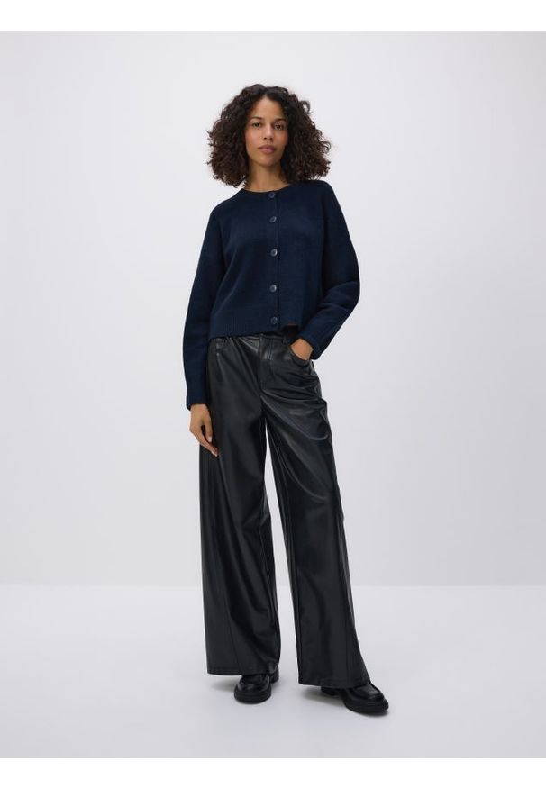 Reserved - Kardigan z obniżoną linią ramion - granatowy. Kolor: niebieski. Materiał: dzianina, wełna