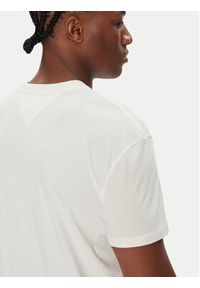 Tommy Jeans T-Shirt Flag Linear DM0DM21911 Biały Regular Fit. Kolor: biały. Materiał: bawełna