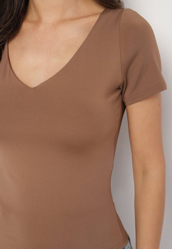 Born2be - Brązowy T-shirt z Wiskozą o Dopasowanym Kroju z Dekoltem w Serek Folarisse. Typ kołnierza: dekolt w serek. Kolor: brązowy. Materiał: wiskoza