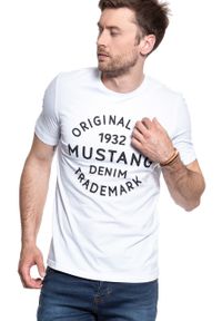 Mustang - MUSTANG T SHIRT Logo T-Shirt general White 1007561 2045. Wzór: nadruk