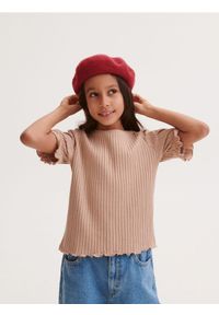 Reserved - Prążkowany t-shirt z bawełną - beżowy. Kolor: beżowy. Materiał: bawełna, prążkowany #1