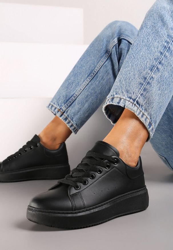 Renee - Czarne Casualowe Sneakersy na Platformie ze Sznurowaniem Tialorae. Okazja: na co dzień. Zapięcie: sznurówki. Kolor: czarny. Materiał: jeans. Obcas: na platformie