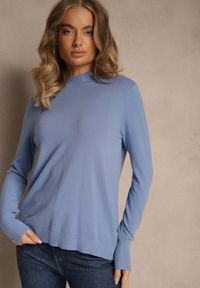 Renee - Niebieski Golf o Dopasowanym Kroju Zdobiony Minimalistycznymi Aplikacjami Unissa. Okazja: na spacer. Typ kołnierza: golf. Kolor: niebieski. Materiał: jeans. Wzór: aplikacja. Styl: elegancki, klasyczny #4