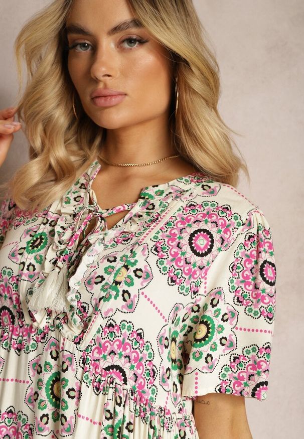 Renee - Różowa Sukienka z Wiskozowej Tkaniny w Mozaikowy Wzór Boho Naviera. Okazja: na imprezę, na co dzień, na spacer. Kolor: różowy. Materiał: wiskoza, tkanina. Długość rękawa: krótki rękaw. Sezon: lato. Styl: boho