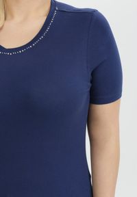 Born2be - Granatowy T-shirt Amathephine. Okazja: na co dzień. Kolor: niebieski. Materiał: bawełna. Długość rękawa: krótki rękaw. Długość: krótkie. Wzór: gładki, aplikacja. Styl: sportowy, casual, klasyczny, glamour #5