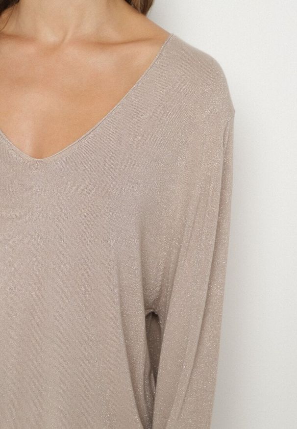 Born2be - Beżowy Wiskozowy Sweter o Pudełkowym Kroju z Metaliczną Nitką Essmia. Okazja: na co dzień, na spacer. Typ kołnierza: dekolt w serek. Kolekcja: plus size. Kolor: beżowy. Materiał: wiskoza. Styl: casual, klasyczny