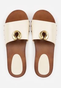 Renee - Beżowe Klapki Ozdobione Nitami i Metaliczną Aplikacją Doviana. Okazja: na co dzień. Kolor: beżowy. Wzór: aplikacja. Styl: casual, boho #5