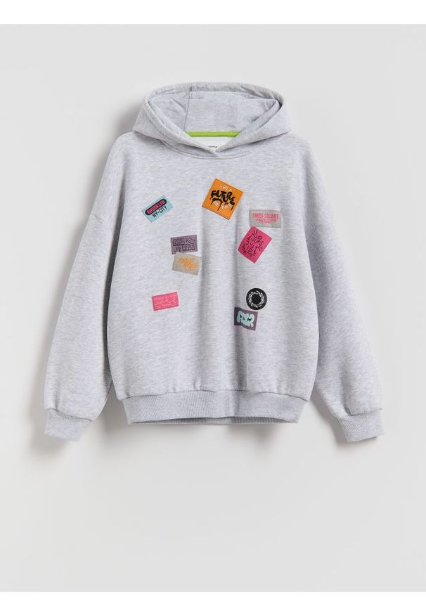 Reserved - Bluza z naszywkami - jasnoszary. Kolor: szary. Materiał: dzianina, bawełna. Wzór: aplikacja