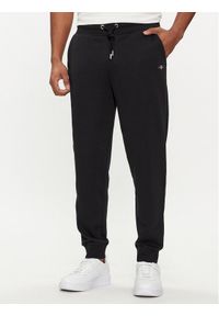 GANT - Gant Spodnie dresowe Shield 2009026 Czarny Regular Fit. Kolor: czarny. Materiał: bawełna #1