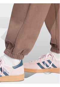 Adidas - adidas Spodnie dresowe adicolor Essentials IR5974 Brązowy Regular Fit. Kolor: brązowy. Materiał: bawełna