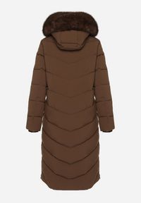 Born2be - Brązowa Długa Kurtka z Pikowanymi Przeszyciami i Kapturem z Futerkiem Galella. Okazja: na co dzień. Kolor: brązowy. Materiał: futro. Długość: długie. Styl: klasyczny, casual, elegancki #5