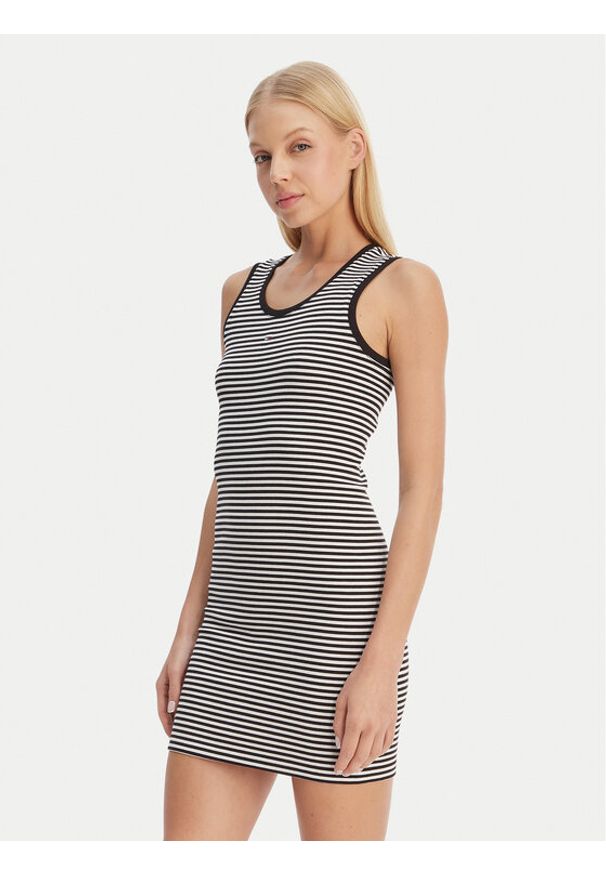 Tommy Jeans Sukienka codzienna Essential DW0DW20674 Czarny Slim Fit. Okazja: na co dzień. Kolor: czarny. Materiał: bawełna. Typ sukienki: proste. Styl: casual