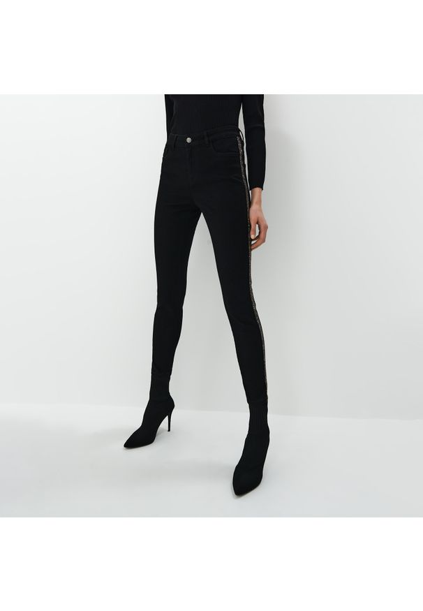 Mohito - Jeansy skinny z lampasem - Czarny. Kolor: czarny