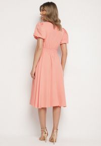 Born2be - Różowa Sukienka Vices o Rozkloszowanym Kroju z Odpinanym Kwiatem 3D Rallarea. Kolor: różowy. Wzór: kwiaty. Sezon: wiosna, lato #2