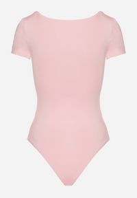 Born2be - Różowe Body z Wiskozą i Kwadratowym Dekoltem z Krótkim Rękawem Missauna. Typ kołnierza: dekolt kwadratowy. Kolor: różowy. Materiał: wiskoza. Długość rękawa: krótki rękaw. Długość: krótkie #3