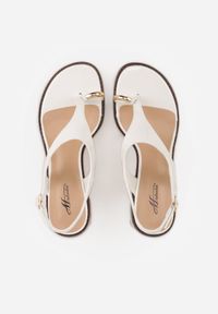 Born2be - Białe Sandały Japonki na Słupku z Biżuteryjną Ozdobą Uhryss. Kolor: biały. Materiał: len. Wzór: aplikacja. Sezon: lato. Obcas: na słupku. Styl: elegancki, klasyczny. Wysokość obcasa: średni #8