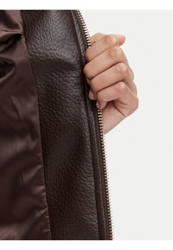 Guess Kurtka z imitacji skóry W6YL25 W2914 Brązowy ciemny Regular Fit. Kolor: brązowy. Materiał: skóra