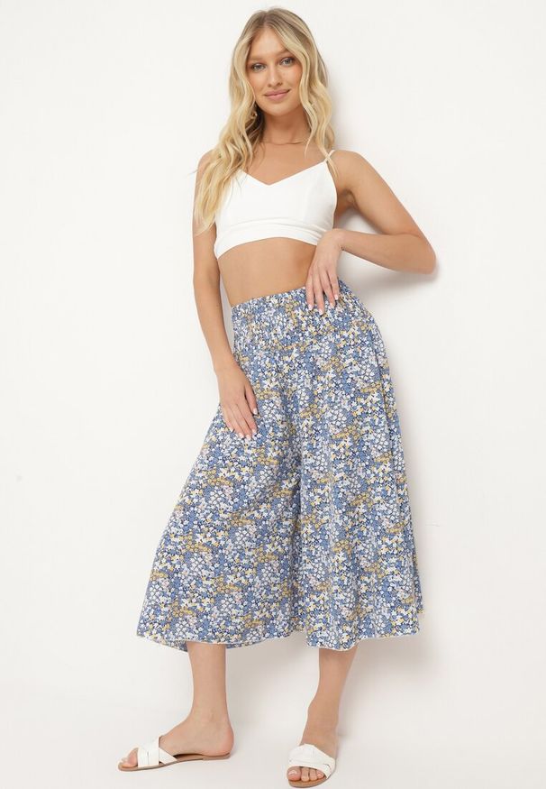 Born2be - Niebieskie Spodnie z Szerokimi Nogawkami Typu Kuloty z Wysokim Stanem i Gumką w Talii Vikiila. Okazja: na co dzień. Stan: podwyższony. Kolor: niebieski. Materiał: tkanina, bawełna. Wzór: gładki, kwiaty. Sezon: lato. Styl: casual