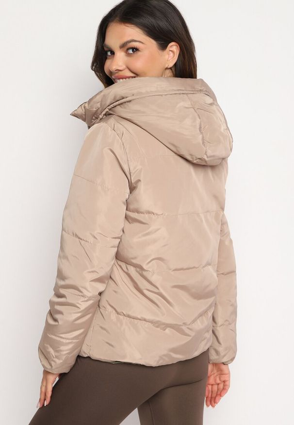 Born2be - Beżowa Dwustronna Pikowana Kurtka z Kapturem Ściągana przy Rękawach Nevelas. Okazja: na spacer, na co dzień. Typ kołnierza: kaptur. Kolor: beżowy. Materiał: jeans. Wzór: aplikacja. Styl: casual, elegancki, sportowy