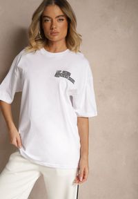 Renee - Biała Koszulka T-shirt Ozdobiona Nadrukiem na Plecach Arilora. Kolor: biały. Wzór: aplikacja, nadruk