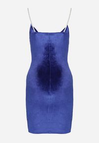 Born2be - Niebieska Dopasowana Sukienka Welurowa z Kopertowym Dekoltem Evicco. Typ kołnierza: dekolt kopertowy. Kolor: niebieski. Materiał: welur. Wzór: aplikacja. Typ sukienki: kopertowe. Styl: elegancki #7