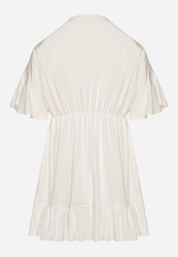 Born2be - Biała Nietoperzowa Sukienka z Wiskozą o Rozkloszowanym Kroju z Falbanką Tullimi. Okazja: na co dzień. Typ kołnierza: dekolt w kształcie V. Kolor: biały. Materiał: wiskoza. Styl: casual, elegancki