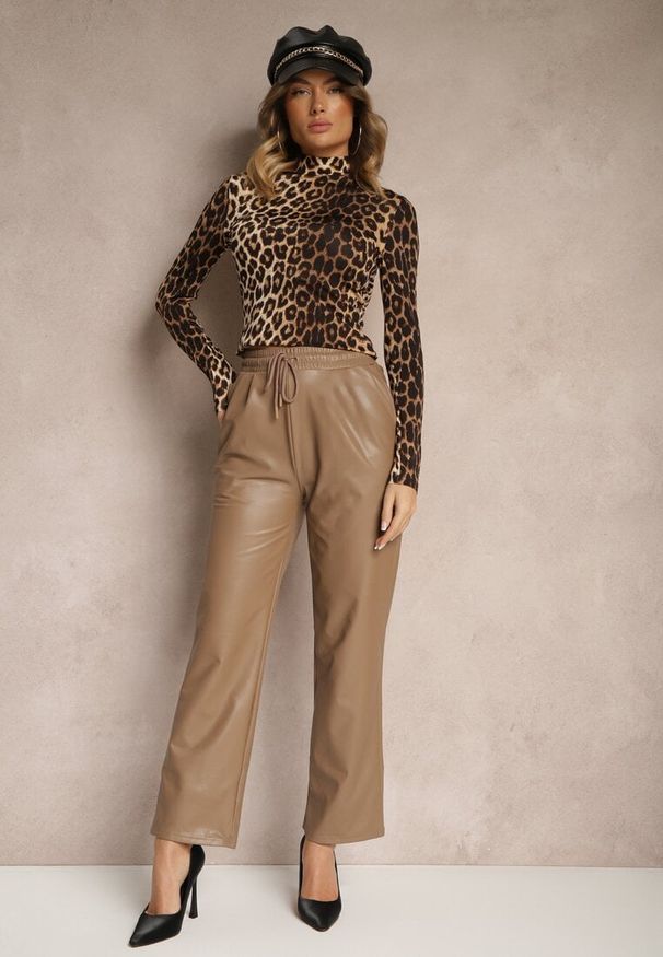 Renee - Ciemnobeżowe Szerokie Spodnie High Waist z Imitacji Skóry Narlemi. Okazja: na co dzień. Stan: podwyższony. Kolor: beżowy. Materiał: skóra. Styl: elegancki, casual