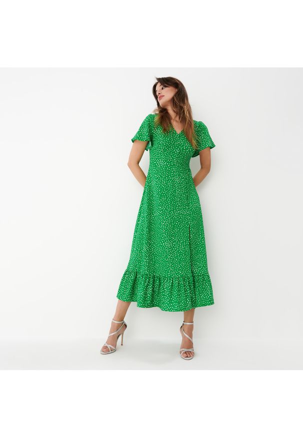 Mohito - Zielona sukienka midi w kropki - Zielony. Kolor: zielony. Wzór: kropki. Długość: midi