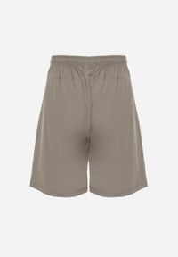 Born2be - Ciemnobeżowe Szorty w Sportowym Stylu ze Sznurkami i Zasuwanymi Kieszeniami Abateia. Okazja: na co dzień. Kolor: beżowy. Materiał: materiał. Wzór: napisy. Sezon: lato. Styl: sportowy #2