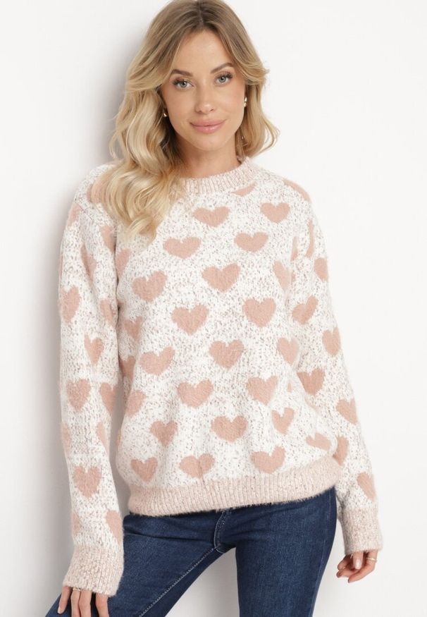 Born2be - Różowo-Beżowy Sweter z Wełną o Prostym Kroju Zdobiony Wzorem w Serca Zenina. Kolor: różowy. Materiał: wełna. Wzór: aplikacja. Sezon: zima
