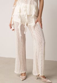 Born2be - Beżowy Rustykalny Komplet z Koronką i Falbankami Top i Szerokie Spodnie Pretissa. Kolor: beżowy. Materiał: koronka. Wzór: koronka #2